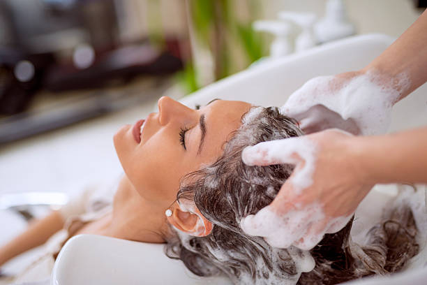 hairdresser washing hair - woman washing hair stockfoto's en -beelden