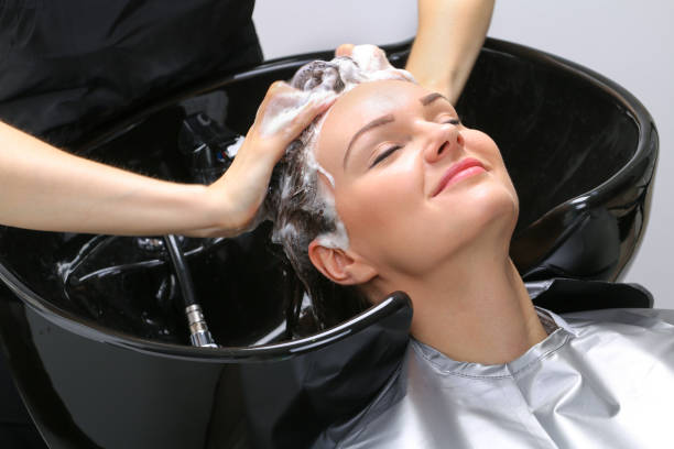 kapper wassen vrouw haar in kapper salon - woman washing hair stockfoto's en -beelden