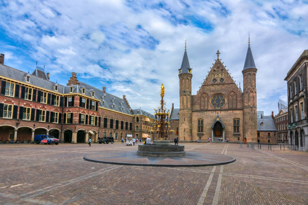 hall van de ridders (ridderzaal) op binnenplaats van het binnenhof (het nederlandse parlement), den haag, nederland - den haag stockfoto's en -beelden
