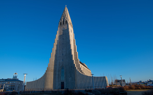 hallgrimskirkja-cathedral-in-reykjavik-iceland-picture-id947286392?b=1&k=6&m=947286392&s=170667a&w=0&h=dUtYXSiOVUc5q9pr7O3pLJGqm6OF5kJCDpdoJYw3zsI=