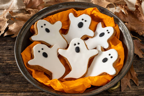 halloween-gingerbread-cookies-on-the-wooden-table-picture-id1180650867