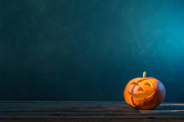 calabaza de halloween sobre fondo oscuro - halloween background fotografías e imágenes de stock