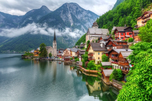 Stadt in Österreich, gebaut an einem See in Berglandschaft.