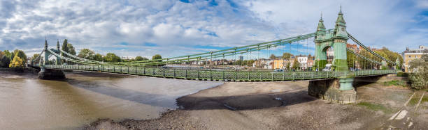 мост хаммерсмит во время отлива, лондон, великобритания - fulham стоковые фото и изображения