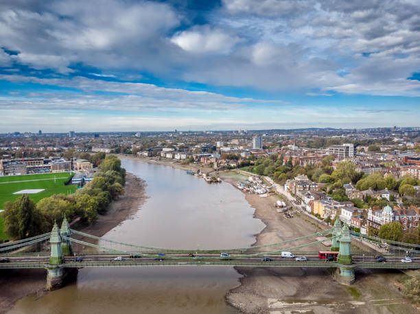 мост хаммерсмит во время отлива, лондон, великобритания - fulham стоковые фото и изображения