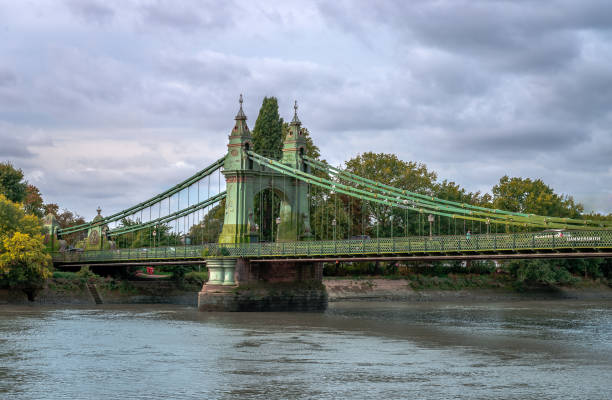 런던의 템스 강을 가로지르는 해머스미스 브리지 - fulham 뉴스 사진 이미지