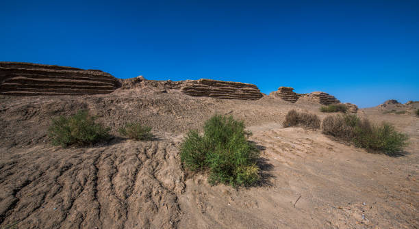 grande muraglia della dinastia han vicino a dunhuang - gobi desert foto e immagini stock