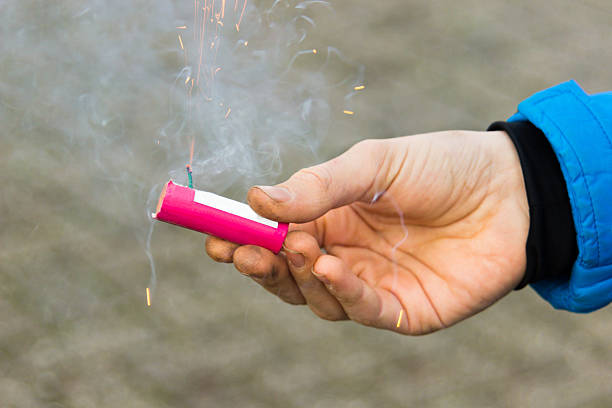 ręka trzymająca palenie fajerwerk - new year zdjęcia i obrazy z banku zdjęć
