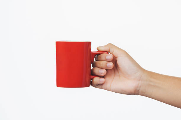 hand hält rote kaffeetasse isolieren auf weißem hintergrund - hand holding coffee stock-fotos und bilder