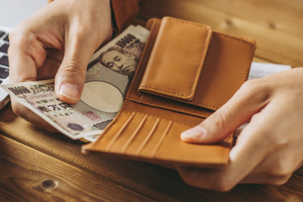 財布からお金を払う人の手 - 財布 ストックフォトと画像
