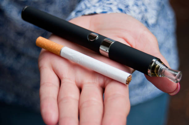 hand van vrouw met e-sigaret - smoke alarm stockfoto's en -beelden
