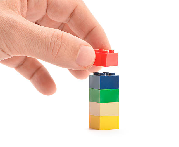 main mettre lego block - lego photos et images de collection