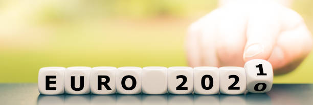 la mano gira i dadi e cambia l'espressione "euro 2020" in "euro 2021". - fotografia immagine foto e immagini stock