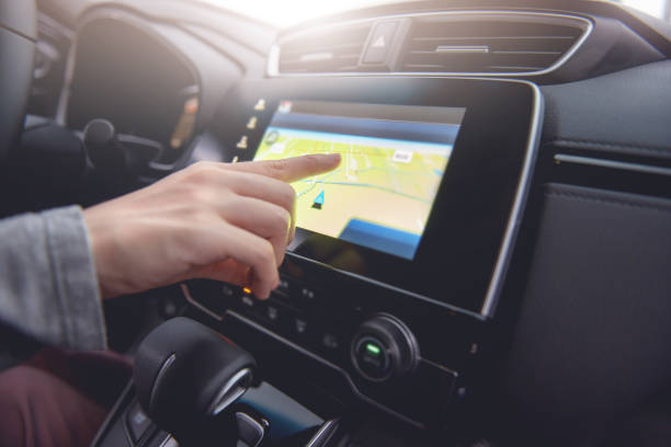 旅行中の車の gps ナビゲーションシステムを使用して手。 - 位置情報 ストックフォトと画像