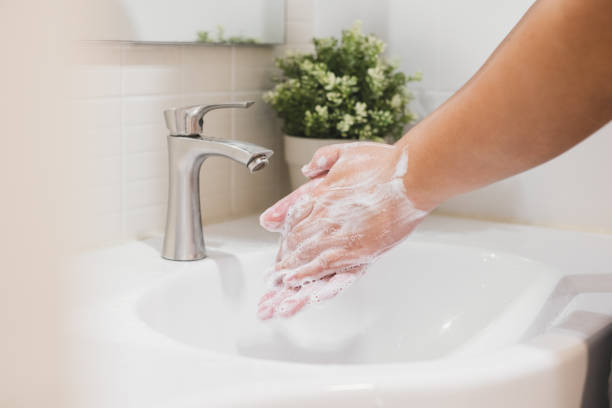 handen wassen met water en zeep, schoon en bescherming tegen vuil, virus, bacteriën - wassen stockfoto's en -beelden