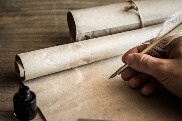 การเขียนด้วยมือด้วยปากกา quill เก่าบนกระดาษเก่า บรรยากาศทางประวัติศาสตร์ ตําแหน่งว่างสําหรั� - papyrus paper ภาพสต็อก ภาพถ่ายและรูปภาพปลอดค่าลิขสิทธิ์