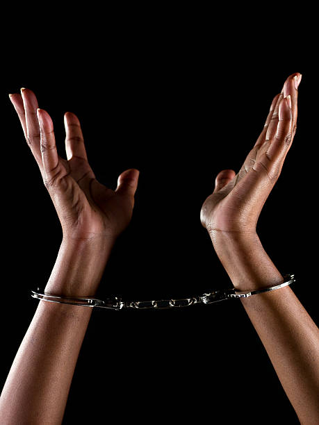 handcuffed mains - menottes femme photos et images de collection
