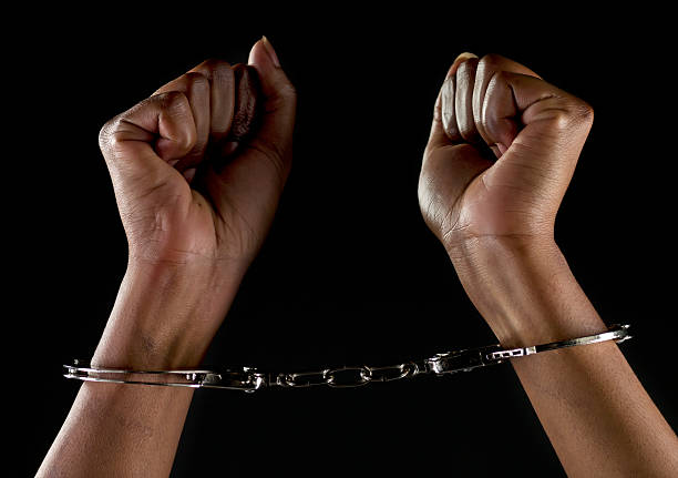 handcuffed mains - menottes femme photos et images de collection