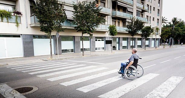 deficientes - wheelchair street imagens e fotografias de stock