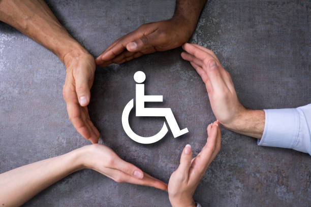 hände schützen deaktivierte handicap-symbol - personen mit behinderung stock-fotos und bilder