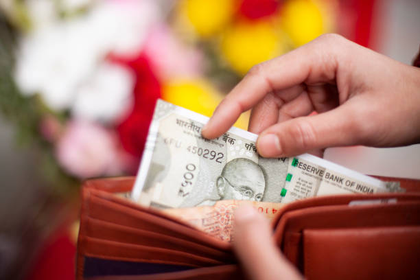 Hands taking out money from wallet for buying flowers. Close-up of hands taking out money from wallet for buying flowers. INDIA CURRENCY  stock pictures, royalty-free photos & images