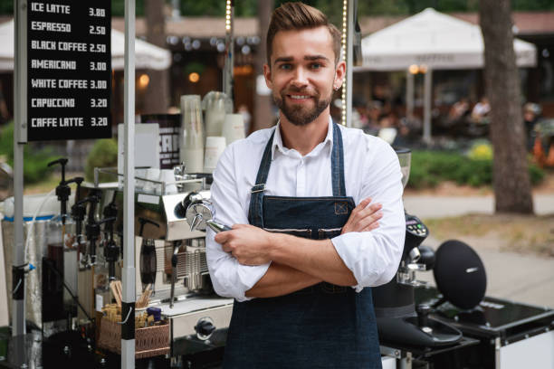 guapo barista hombre durante el trabajo en su cafetería de la calle - small business saturday fotografías e imágenes de stock
