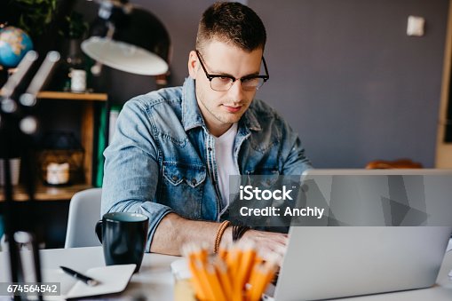 ᐈ Imagen de Blogger de jóvenes trabajando en la computadora ...