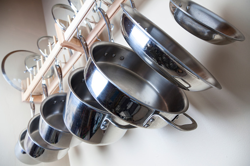 hanging pots and pans picture id476777308?b=1&k=20&m=476777308&s=170667a&w=0&h=8V8RGhLX6QCpM3T3xBFe1cR1wgBPGcjuT2D9HDFdxQk= - How to Make the Right Cookware Choices￼