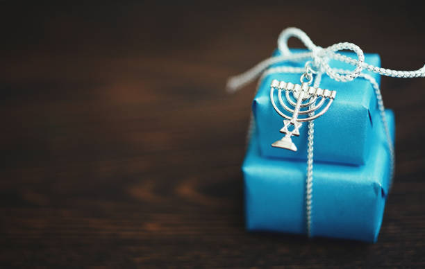 antecedentes de hanukkah con regalos - hanukkah fotografías e imágenes de stock