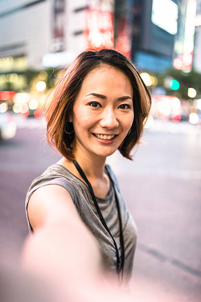 幸福電話中日本の女性 - 自撮り ストックフォトと画像