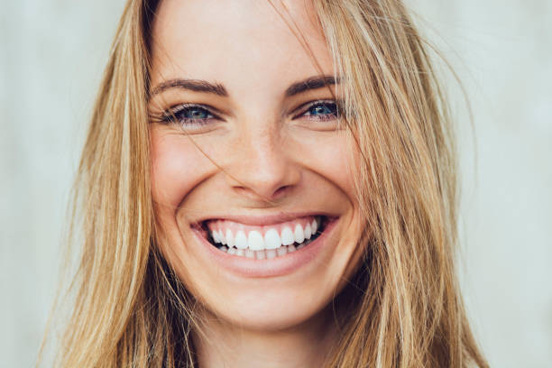 geluk! - woman smiling stockfoto's en -beelden