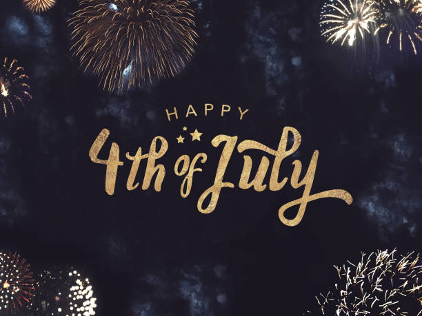feliz 4 de julio el texto con oro fuegos artificiales en el cielo de la noche - fourth of july fotografías e imágenes de stock