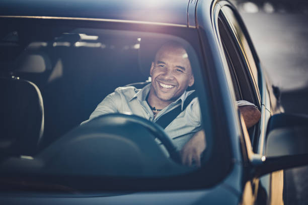 gelukkig afro-amerikaanse zakenman gaat op een reis met de auto. - man with car stockfoto's en -beelden