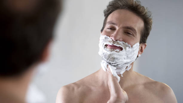 Скольки лет можно бриться. Крем для бритья лицо мужчина бреется. Побриться во сне. Уверенный мужчина побрился.