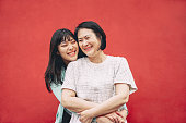 屋外で楽しむ幸せなアジアの母と娘 - 中国の家族の人々は、外で一緒に時間を過ごす - 愛、関係と親のライフスタイルの概念
