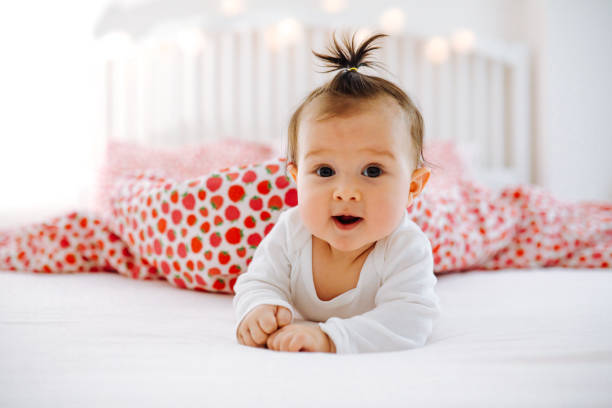 glückliches baby - weibliches baby stock-fotos und bilder