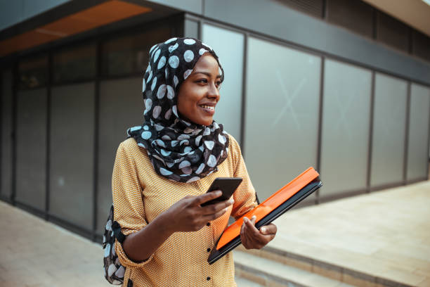 gelukkige zakenvrouw - islam stockfoto's en -beelden