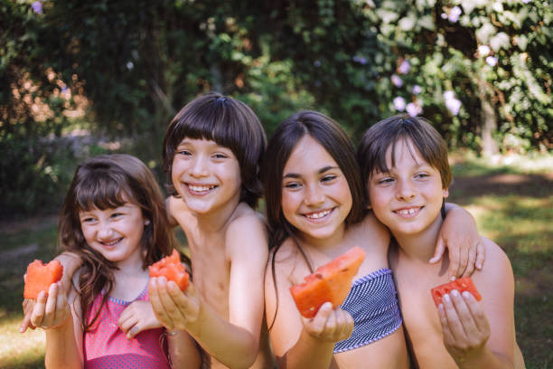 bambini felici in estate con cibo sano - correa foto e immagini stock