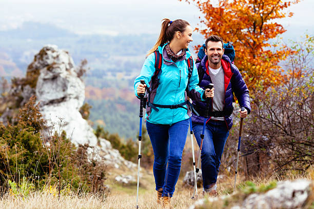 幸せなカップルのハイキング - outdoor clothing ストックフォトと画像