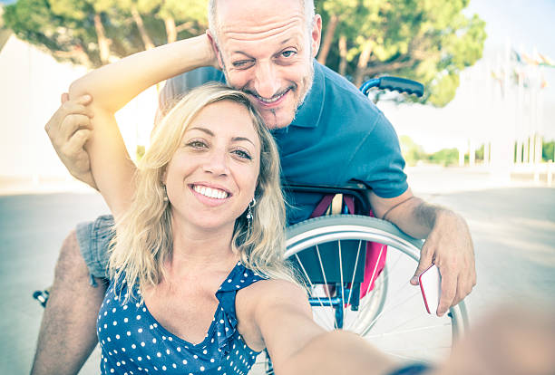 casal feliz no amor tendo selfie na cidade urbana de fundo - wheelchair street happy imagens e fotografias de stock