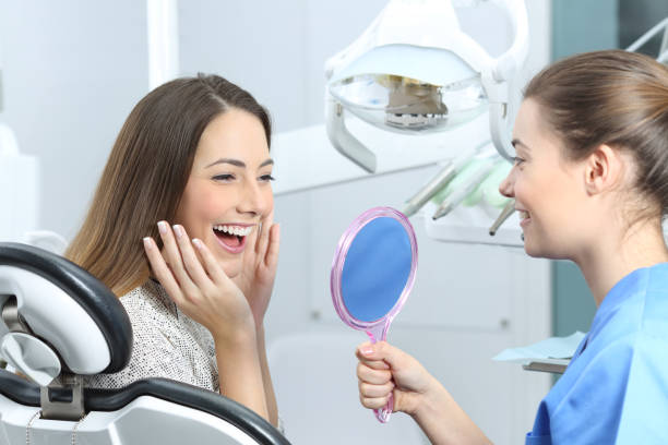 glücklich zahnarzt patient bleaching ergebnisse überprüfen - zahnaufhellung stock-fotos und bilder