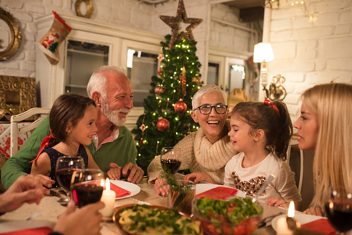 istock Familia feliz en cena de Navidad 1046628210