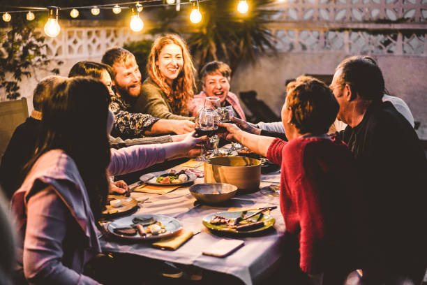 happy family juichen met rode wijn op barbecue diner buiten-verschillende leeftijd van mensen die plezier hebben in het weekend maaltijd-eten, smaak en zomer concept-focus op handen roosteren - family garden,party stockfoto's en -beelden