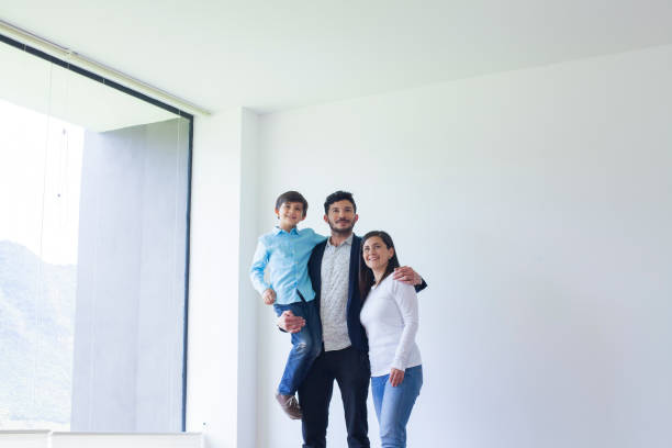 familia feliz dentro de su nueva casa - latin family fotografías e imágenes de stock