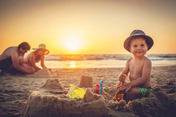 happy family op het strand in de zomer zonsondergang - castle couple stockfoto's en -beelden