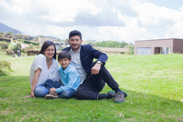 familia feliz fuera de su nueva casa - latin family fotografías e imágenes de stock