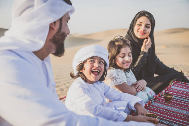 familia feliz pasando un día maravilloso en el desierto haciendo un picnic - qatar fotografías e imágenes de stock