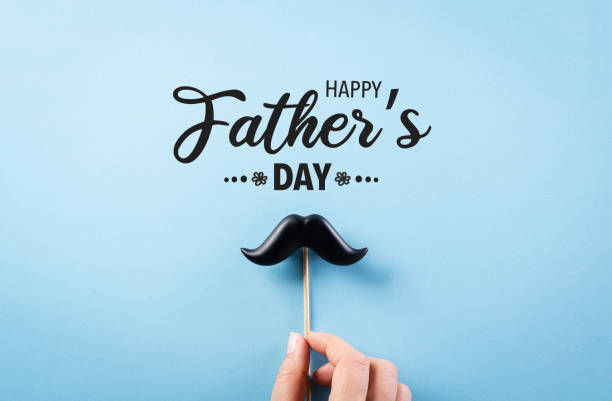 happy father es day hintergrundkonzept mit hand halten schwarzen schnurrbart auf hellblauem schwarzem boden. - vatertag stock-fotos und bilder