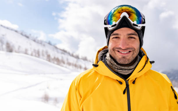 gelukkig man skiën in de alpen - posing with ski stockfoto's en -beelden