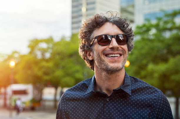glücklicher mann mit sonnenbrille - einzelner mann über 40 stock-fotos und bilder